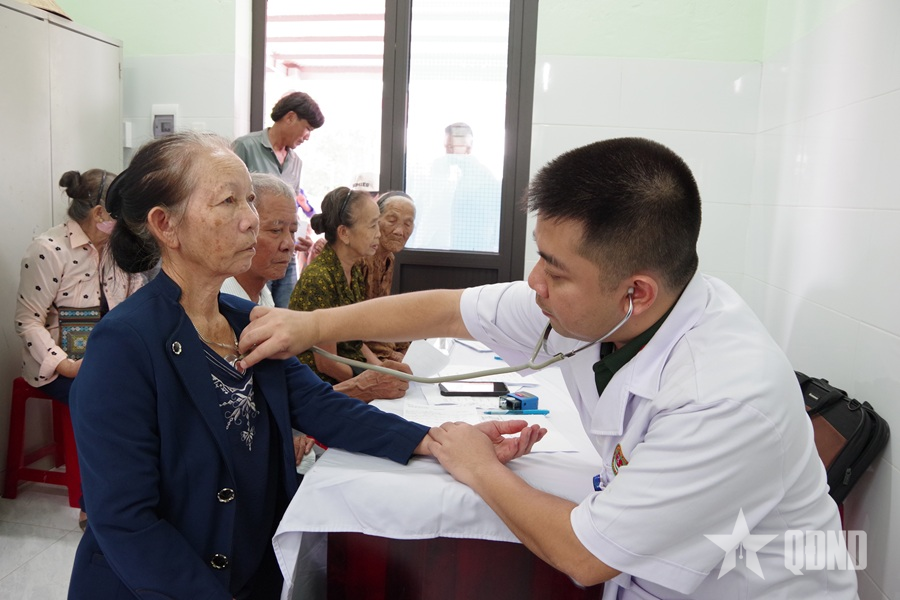 Bệnh viện Quân y 268 khám bệnh, cấp thuốc miễn phí